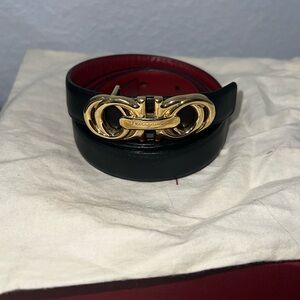 Salvatore Ferragamo
Women reversible belt
Black & red
Gold Gancini